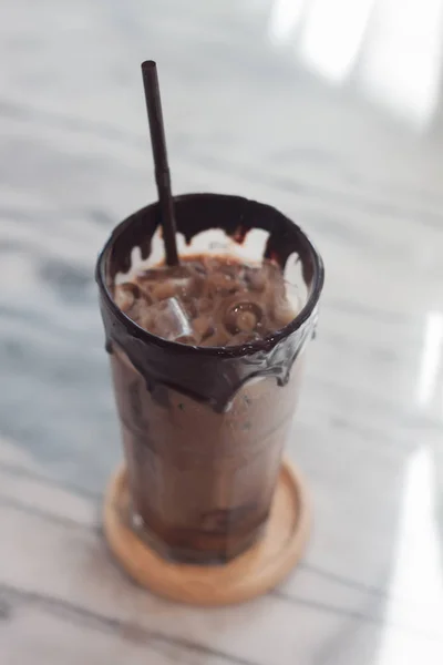 나무 탁자 위에 놓인 아이스 커피 — 스톡 사진