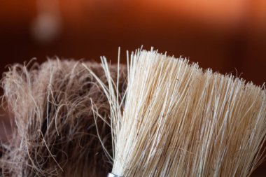 Temiz kahve öğütücüsi için fırçayı kapatın