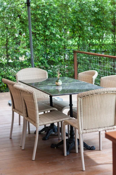 Table and chairs in coffee shop — Stock Photo, Image