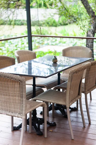 Bord och stolar i kafé — Stockfoto