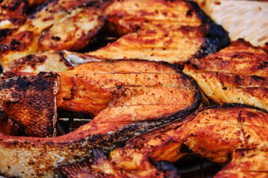 Balık ızgara üzerinde pişmiş, bir ruddy gevrek kabuk nedeniyle, ama aynı zamanda kızarmış yemekler eksikliği yoksundur. Herkes bilir ki, ısıtıldığında, kızartılmış balık doymuş dışında, sağlık için zararlı olan karbonhidrat lar yontmak, 