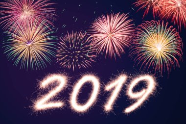 Mutlu yeni yıl 2019 ışıltı havai fişek arka plan ile yazılmış