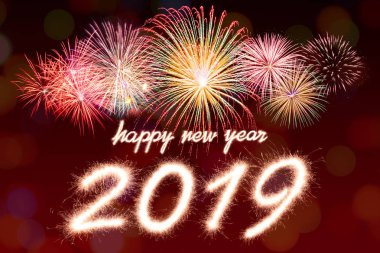 Mutlu yeni yıl 2019 ışıltı havai fişek arka plan ile yazılmış