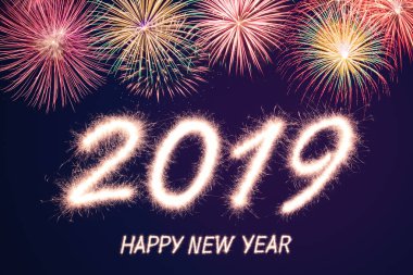 Mutlu yeni yıl 2019 ışıltı havai fişek arka plan ile yazılmış
