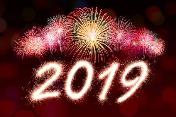Frohes Neues Jahr 2019 Geschrieben Mit Funkenfeuerwerk Mit Feuerwerkshintergrund lizenzfreie Stockfotos