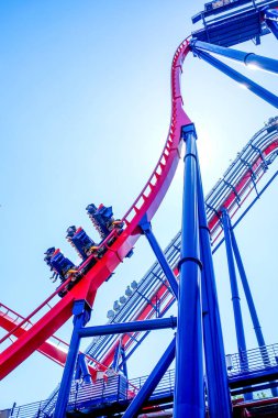grafik şekiller ve çizgiler, mavi gökyüzü ve mavi havuzu, lunapark treni inşaat oluşturan bir yüksek modern rollercoaster yüksek metal mavi ve kırmızı kare iş ararken metal kırmızı ve mavi boyanır