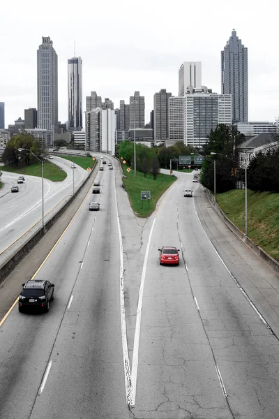 Atlanta manzarası turnpike ve yüksek yol trafik ön planda ile siyah beyaz fotoğraf, dikey biçim tonda