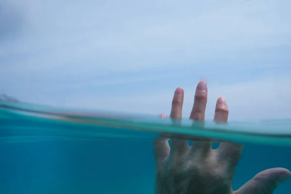 海水中的水和手指在水中的海洋是非常蓝的 — 图库照片