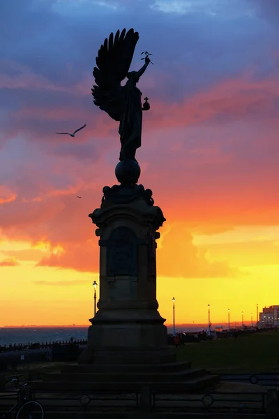 Fred Statyn Brighton Seafront Ängel Fred Silhoutted Fantastisk Blå Röda — Stockfoto