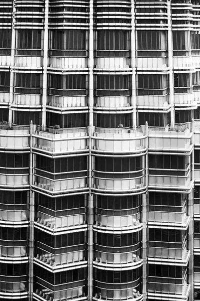 階事務所ラウンド超高層ビル バルコニー ペトロナス タワー クアラルンプール 黒と白の写真の金属の構造のパターンを繰り返し — ストック写真