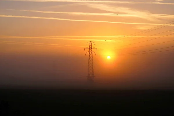 Elektrik Pilon Silhoutted Sabah Gökyüzüne Yatay Olarak Inci Ile Çalışan — Stok fotoğraf