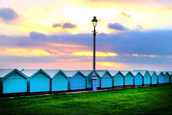 Brighton Frente Mar Una Línea Trece Cabañas Playa Con Una —  Fotos de Stock