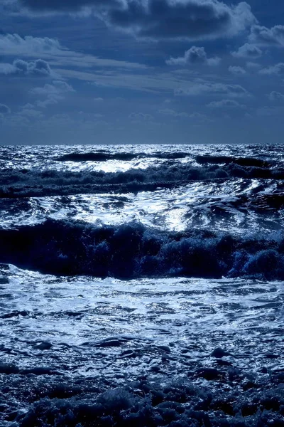 Темно Синее Море Волнами Набухает Море Имеет Темные Тени Волны — стоковое фото