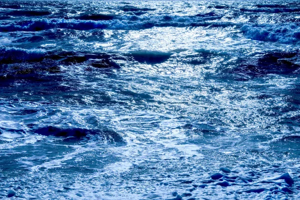 一个深蓝色的大海 波涛膨胀着大海 有黑暗的阴影 海浪在那里膨胀 阳光在地平线水平的海面上闪闪发光 — 图库照片