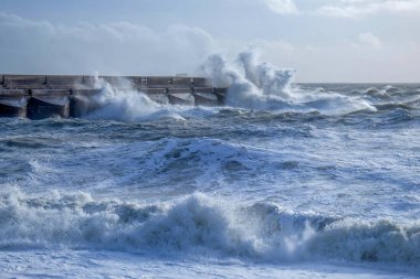 Brighton marina siyah taş Liman duvar, sprey ve hava, yüksek dalgalar karşı kırma dramatik fırtınalı denizde kaba deniz, Brighton, East sussex, İngiltere