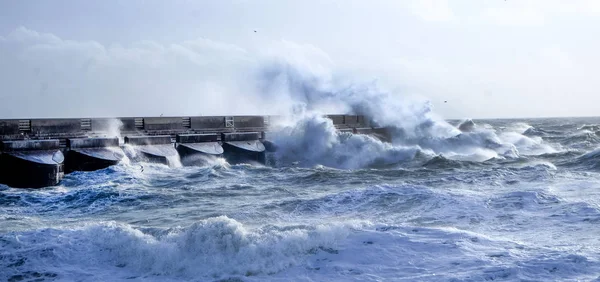 Dramatyczne Wzburzonym Morzu Łamanie Brighton Marina Czarny Port Kamienne Ściany — Zdjęcie stockowe