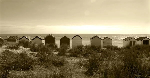 Černé Bílé Fotografie Linie Jedenácti Dřevěné Plážové Chatky Písečné Pláži — Stock fotografie