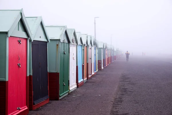 Linha Cabanas Praia Coloridas Praia Brighton Tempo Nebuloso Com Homem — Fotografia de Stock