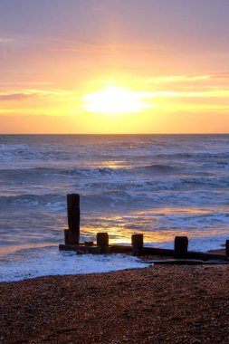 süslü bir patika Brighton sahne içine aşağı, sahne süslü demir iskelet ralings banstand onun orijinal Victoria tarzı için yenilenmiş olup her tarafta bir sekizgen şekil arıyor
