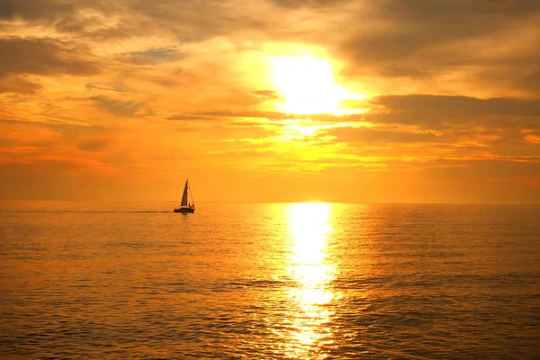 Velero Con Tres Personas Silueta Distancia Tranquilo Naranja Brillante Mar —  Fotos de Stock