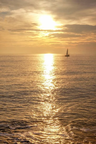 Velero Con Tres Personas Silueta Distancia Tranquilo Naranja Brillante Mar —  Fotos de Stock