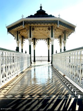 süslü bir patika Brighton sahne içine aşağı, sahne süslü demir iskelet ralings banstand onun orijinal Victoria tarzı için yenilenmiş olup her tarafta bir sekizgen şekil arıyor