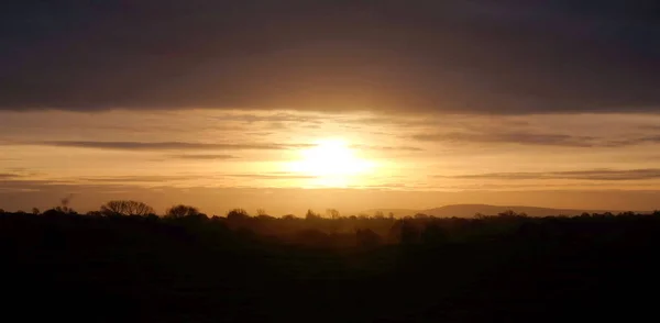 Ανατέλλει Ήλιος Πάνω Από Sussex Ύπαιθρο Ακριβώς Μπροστά Από Χαμηλό — Φωτογραφία Αρχείου