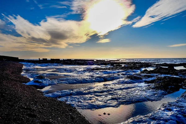 Schöne Felsenpools Neben Einem Kieselstrand Dahinter Ist Das Meer Und — Stockfoto