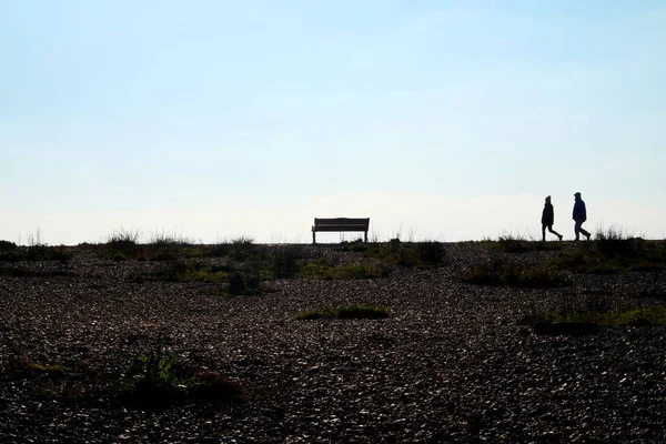 Förgrunden Stenstrand Slutet Stranden Två Oigenkännlig Människor Tillsammans Som Ett — Stockfoto