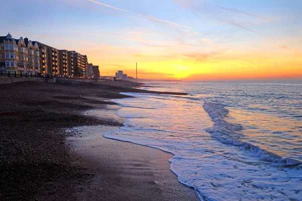 Nabrzeże Brighton o zachodzie słońca, Sussex, Anglia. — Zdjęcie stockowe