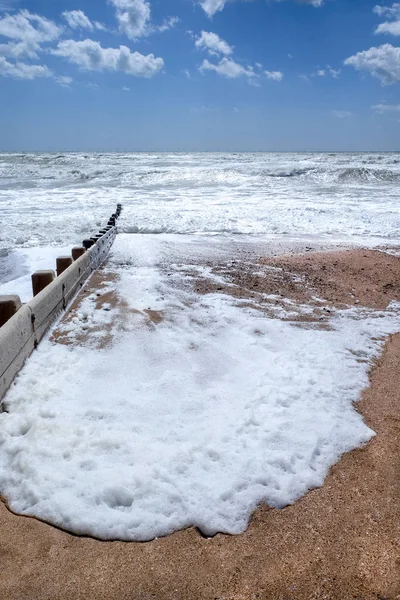 Пляж Брайтон, морская белая пена на пляже — стоковое фото