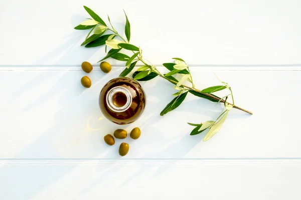zeytin ve zeytin dalı ile zeytinyağı şişesi