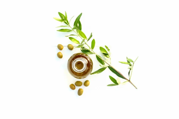 zeytin ve zeytin dalı ile zeytinyağı şişesi