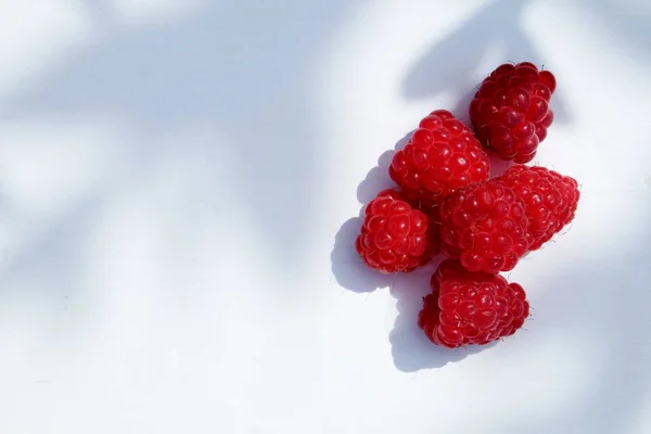 Sechs Himbeeren auf weißem Hintergrund — Stockfoto