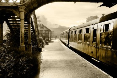 Weybourne İstasyonu'nda platformda buharlı tren ve carraiges, 