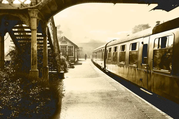 film siyah beyaz buharlı tren ve carraiges platformda bir