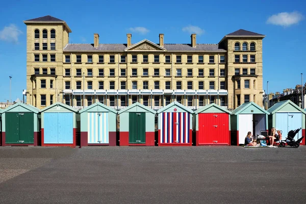 Strandhyddor och byggnader på Brighton Promenade Royaltyfria Stockfoton