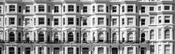 Une rangée de maisons blanches de quatre étages en terrasses de régence anglaise — Photo