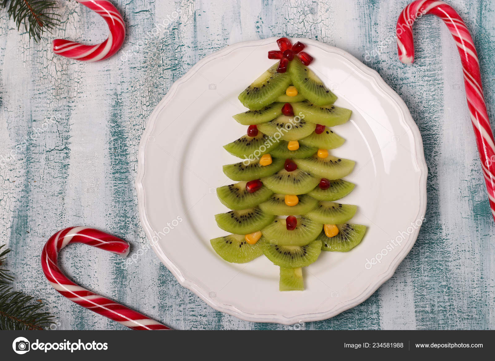 Нарезка из киви ёлочка. Елка из фруктов. Елочка из киви на торте. Как сделать елку из киви. Фруктовый салат елочка.