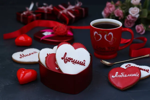 Yapımı Gingerbread Çerezleri Sevgililer Günü Için Bir Kutu Içinde Koyu — Stok fotoğraf