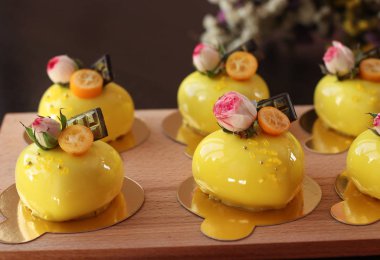 Karanlık bir arka plan üzerinde sarı ayna kaplama ile 