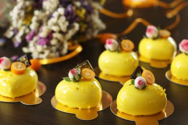 Karanlık bir arka plan üzerinde sarı ayna kaplama ile 