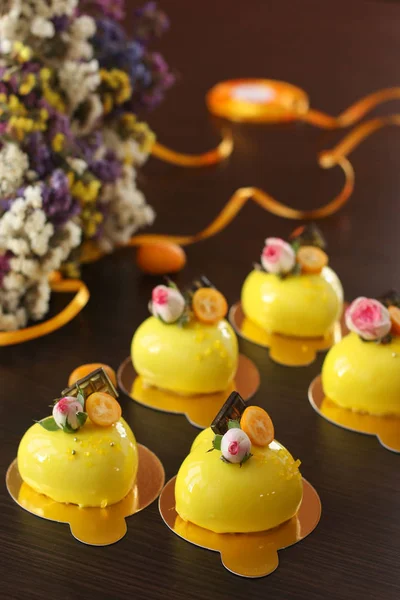 Pasteles Mousse Brillantes Caseros Corazones Con Revestimiento Espejo Amarillo Sobre — Foto de Stock