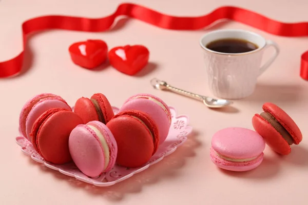 在粉红色背景的一个有数的盘子里 有美味的甜马卡龙 红色和粉红色的马卡龙 情人节 3月8日和母亲节的概念 — 图库照片