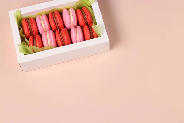Вкусное Сладкое Печенье Макарон Макарон Белой Подарочной Коробке Розовом Фоне — стоковое фото