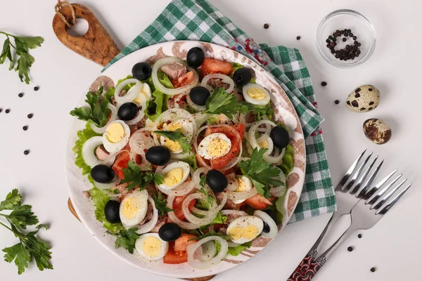 Salată Sănătoasă Salată Organică Ton Conservat Roșii Ouă Prepeliță Măsline — Fotografie, imagine de stoc