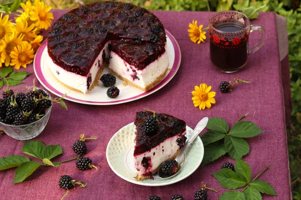 Curd Cake Blackberries Located Table Garden Background Green Bushes Foreground — Stock Photo, Image