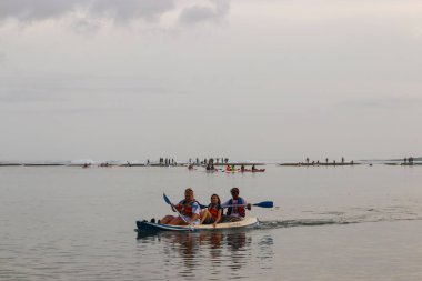 Pantai Pandawa, Bali Adası Endonezya - 11/09/2018 kızlar Ride bir tekne okyanus plaj