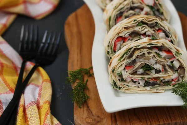 Rollo Lavash Con Champiñones Palitos Cangrejo Queso Aperitivo Festivo —  Fotos de Stock