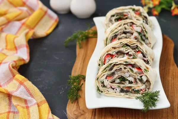 Lavash Rulle Med Champinjoner Crab Sticks Och Ost Festlig Förrätt — Stockfoto